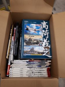 ミリタリー・軍事書籍約200冊やミリタリー関連の食玩約500点他玩具類を多数お譲り頂きました。